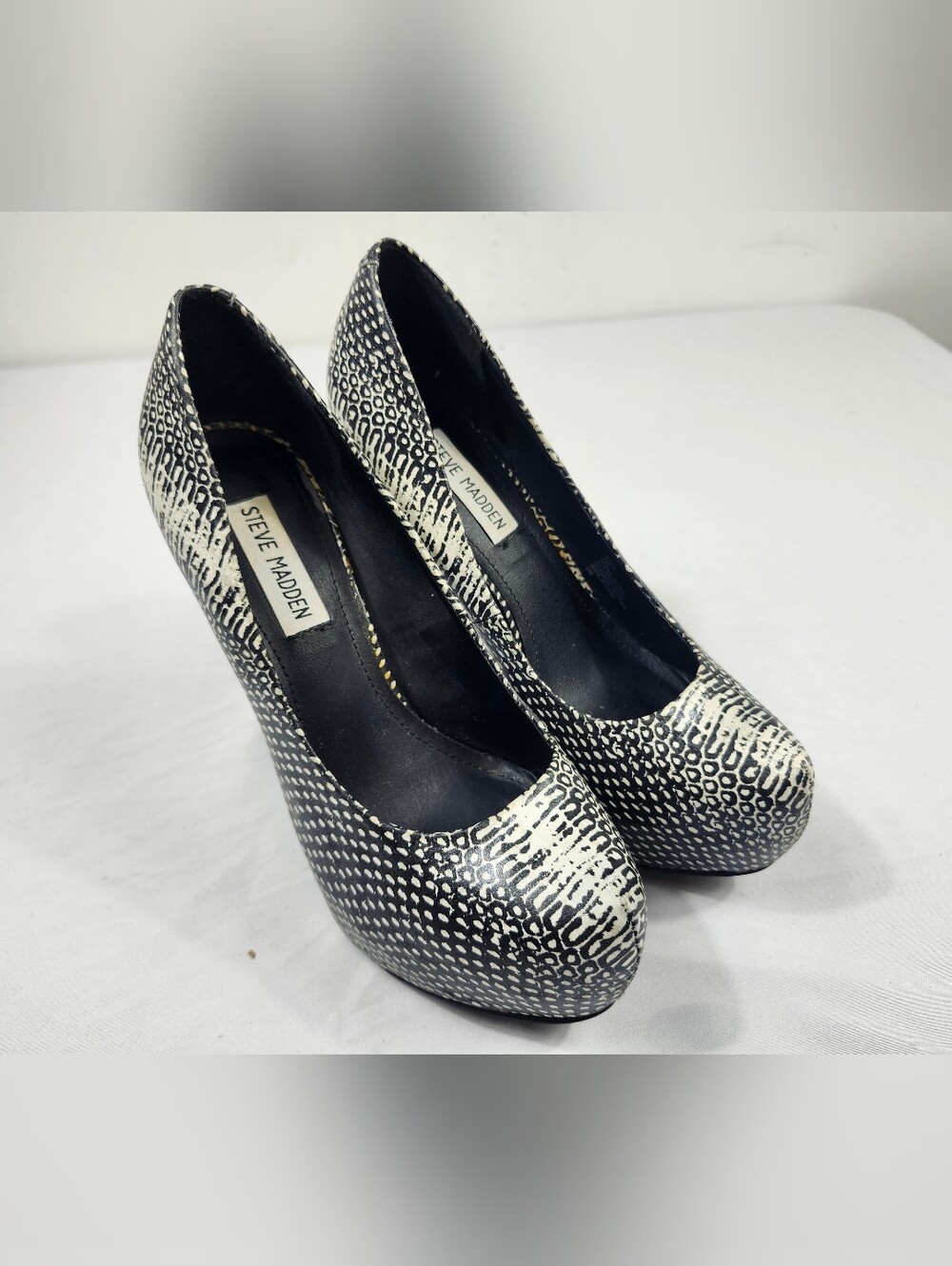 Steve Madden Womens 7.5 Black and White Textured Pattern Pumps